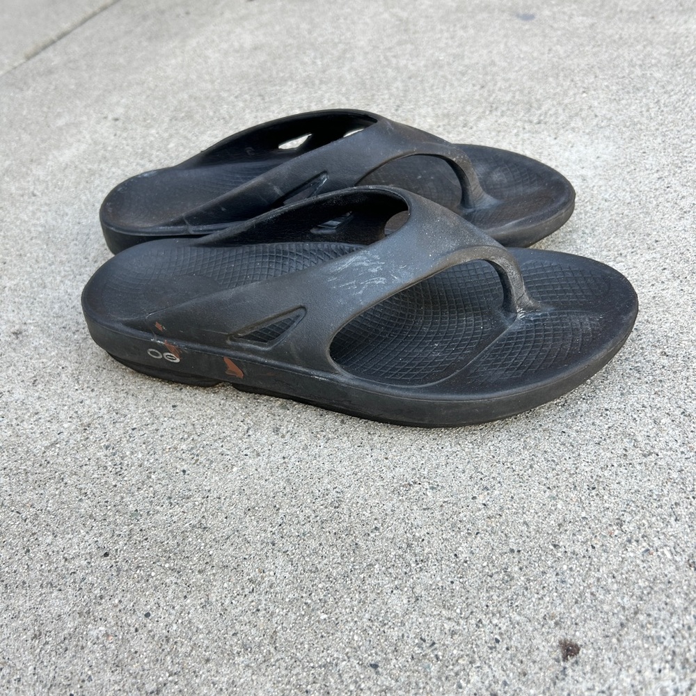 Oofos black sandals mens 10 womens 12 flip flop